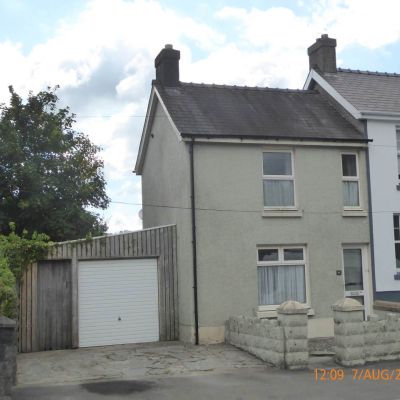 Semi Detached House to let in Tanerdy Carmarthen
