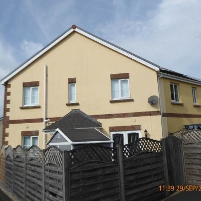  Semi Detached House  to let in Tir  y Dderwen Cross hands